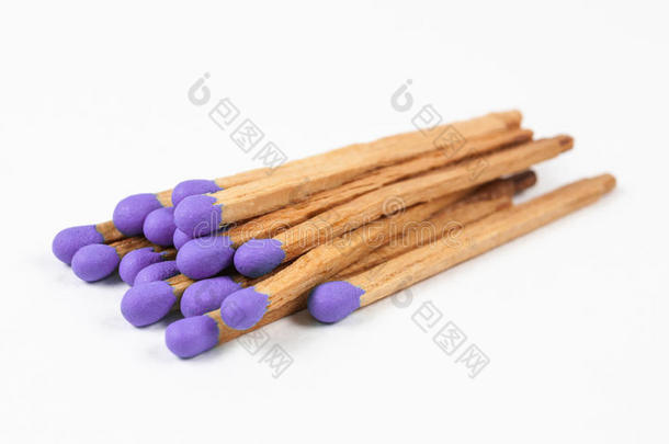 一堆<strong>深紫</strong>色的火柴棒