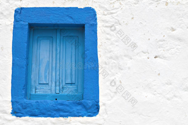 带蓝色百叶窗的希腊传统住宅