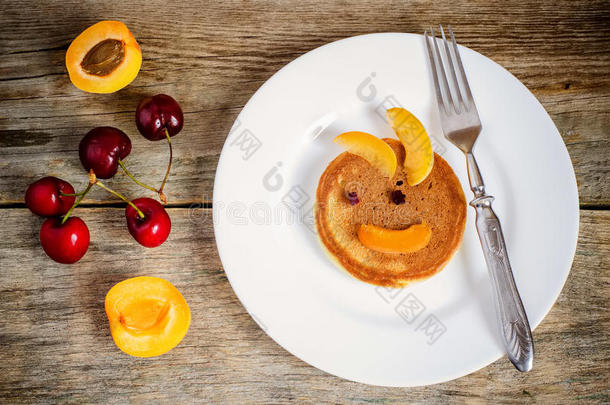 <strong>儿童早餐</strong>，配樱桃和杏子的新鲜薄煎饼