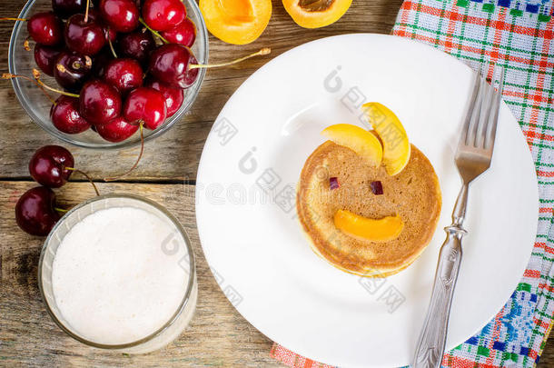 儿童早餐，配樱桃和杏子的新鲜薄煎饼