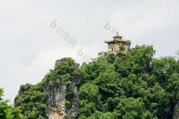 石灰岩山顶亭子