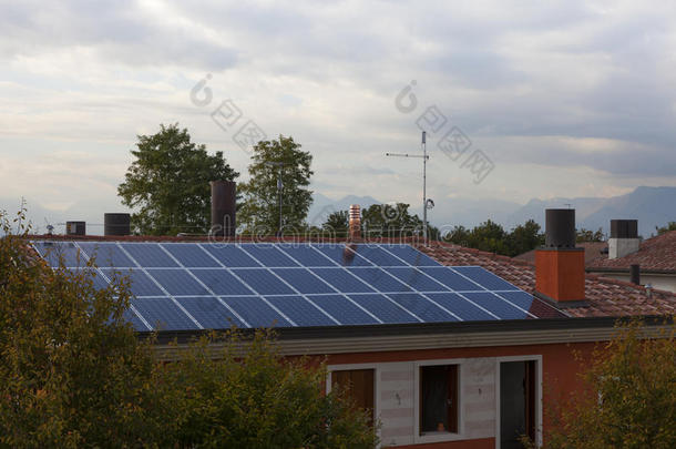 光伏太阳能发电厂-封面上的太阳能