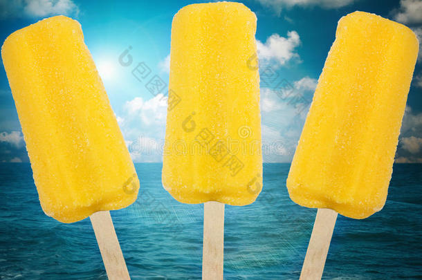 夏日海上的黄色冰淇淋