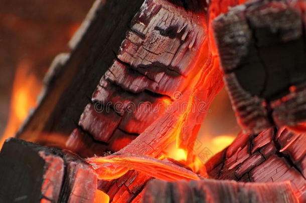 余烬，煤，火花，火和热燃烧的火焰。火灾背景