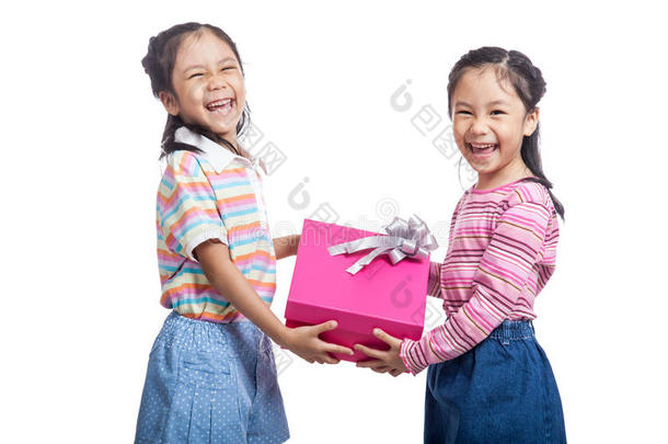 亚洲双胞胎姐妹非常高兴地拿着礼盒