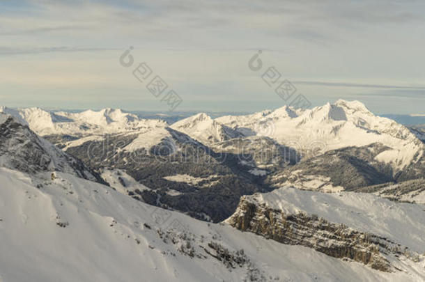 雪山山脉全景图