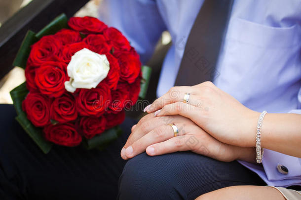 新郎新娘展示订婚戒指