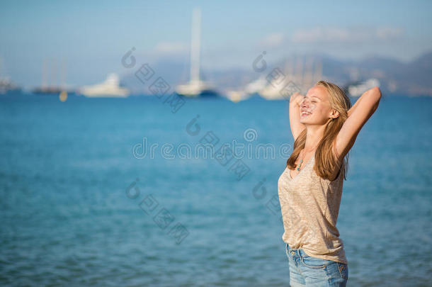 女孩在海边放松，享受假期