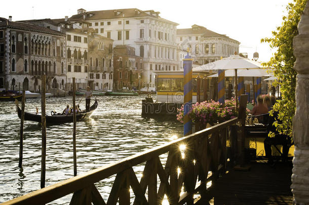 威尼斯海峡中的古建筑和船只。
