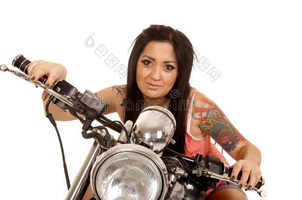 女人纹身粉色衬衫摩托车微笑
