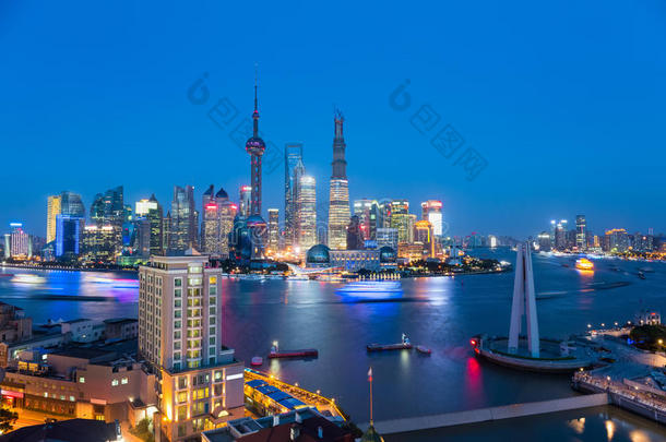 夜幕中的上海天际线