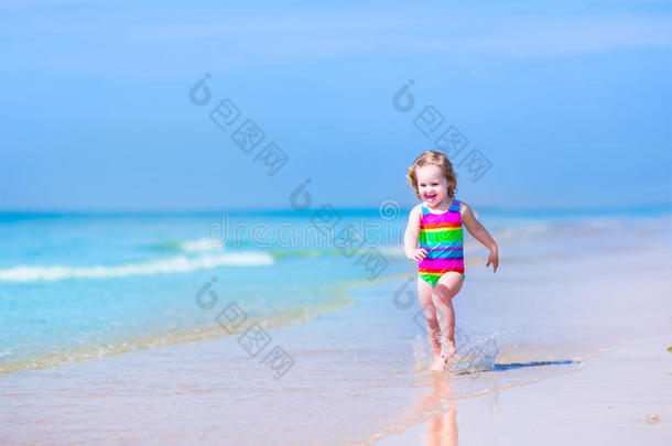有趣的小女孩在沙滩上奔跑