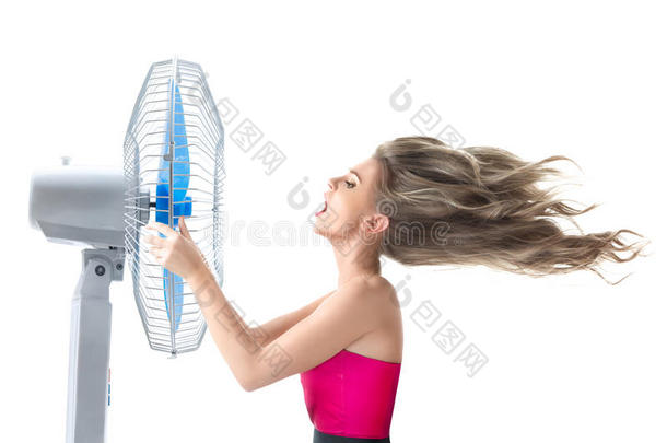 年轻的女人拿着冷风机