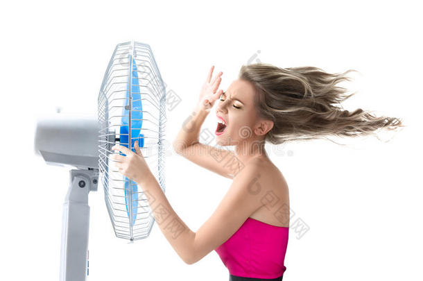 年轻的女人拿着冷风机