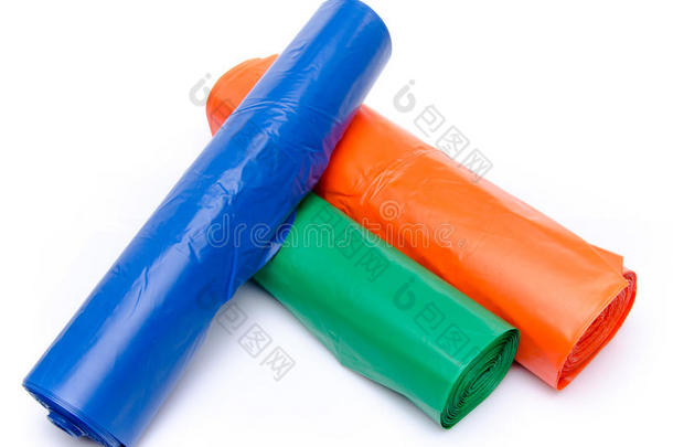 蓝色、橙色和绿色的<strong>垃圾袋</strong>