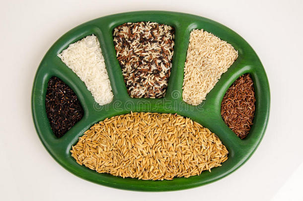 大米，糙米，白米，红米，糙米，红米，紫米。米饭和米饭糙米和红米混合在一起。