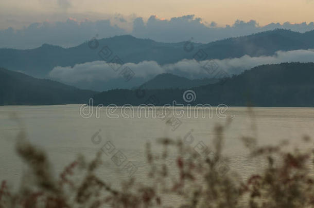 景观。晨雾中的山湖，淡蓝色
