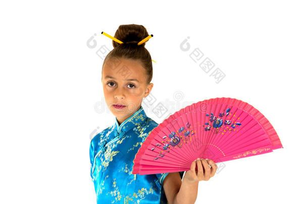 美丽的女孩穿着一件亚洲礼服，手里拿着<strong>一把</strong>粉红色的扇子