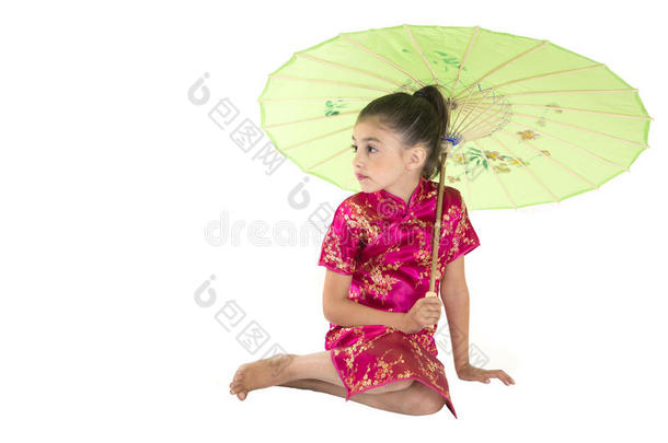 穿着亚洲人服装的可爱女孩坐在<strong>伞下</strong>