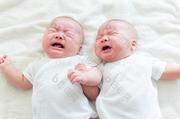 <strong>双胞胎宝宝</strong>哭了