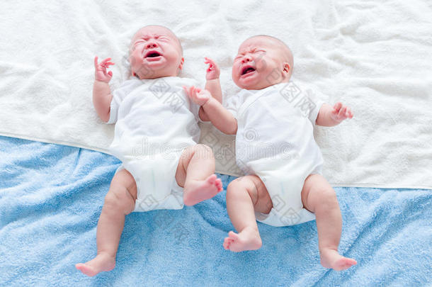 双胞胎宝宝哭了