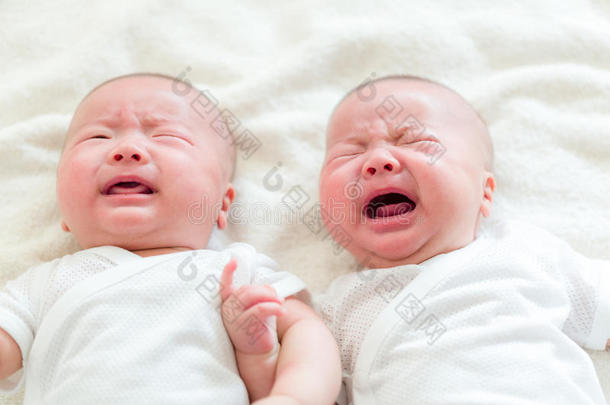 刚出生的双胞胎宝宝哭了