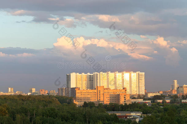 夏天，公寓房子被夕阳光照亮