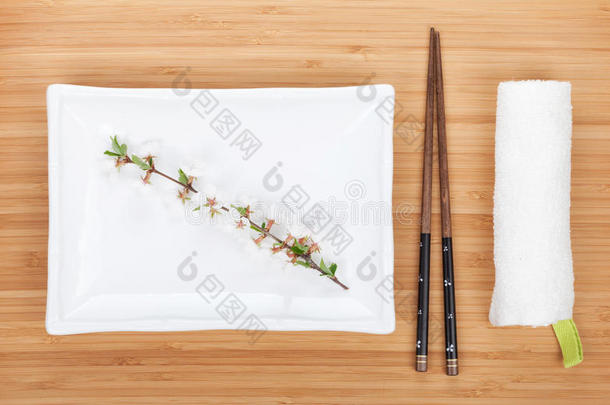 空盘子，筷子和樱花枝