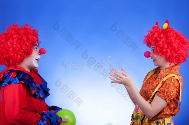在蓝色背景上玩<strong>气球</strong>的<strong>小丑</strong>夫妇