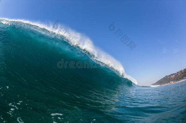 游泳水中的蓝色波浪空心管