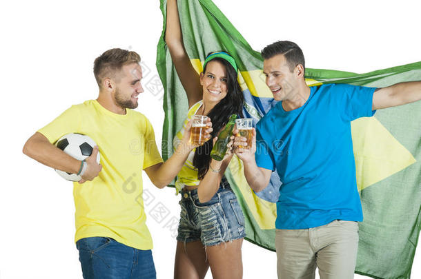 兴奋的巴西球迷欢呼啤酒和足球