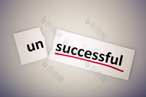在撕破的纸上，“不成功”这个词变成了“成功”