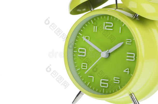 绿色闹钟，指针为10和2，隔离在白色背景上