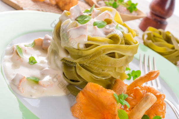 tagliatelle con spinaci，<strong>和尚</strong>特瑞尔斯