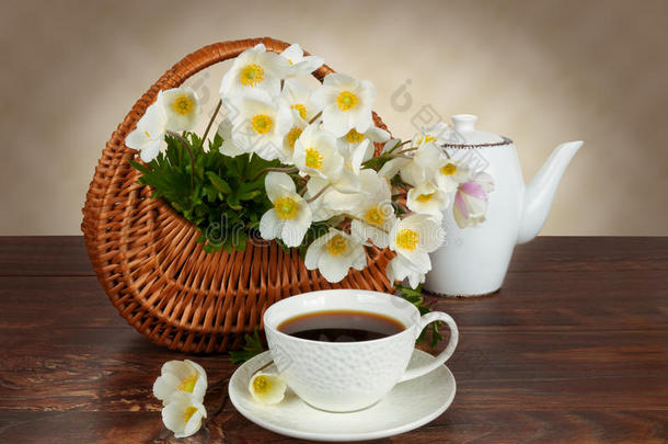 花篮里的一束花和一杯茶