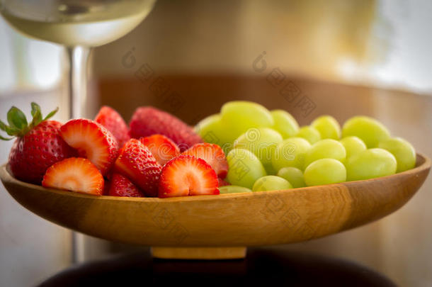 草莓、葡萄和葡萄酒
