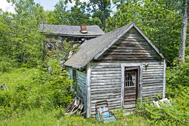 在新罕布什尔州树林里被遗弃的房子