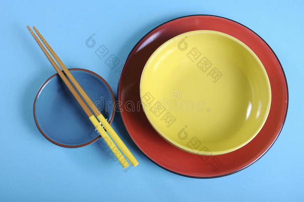 红、黄、蓝三色主题餐桌摆设用筷子。