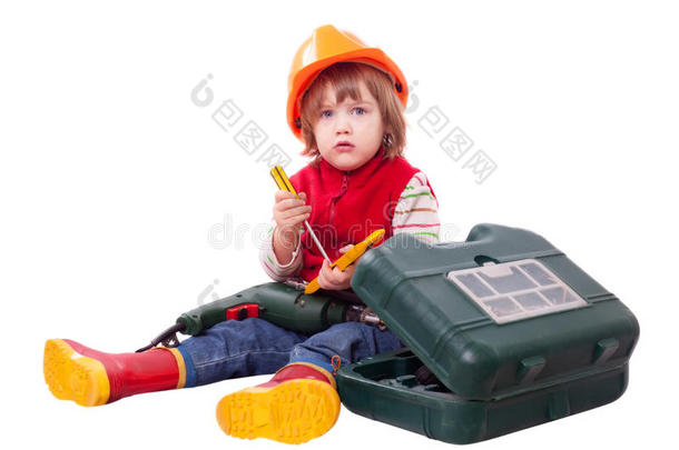 戴着安全帽带着工具的严肃的婴儿