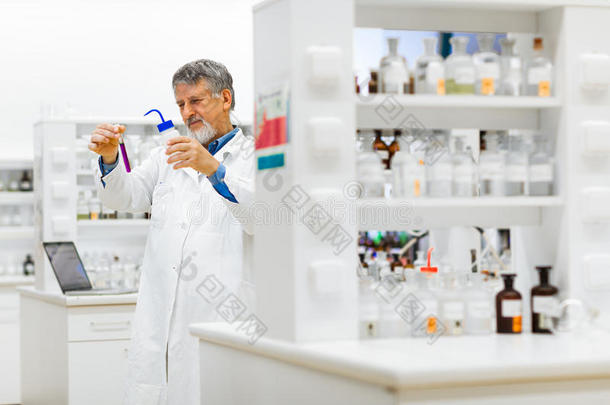 高级男研究员在实验室进行科学研究