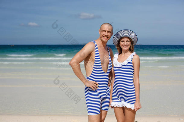海滩上一对穿着复古泳装的情侣