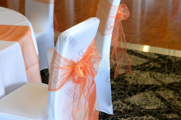 婚礼椅上的蝴蝶结