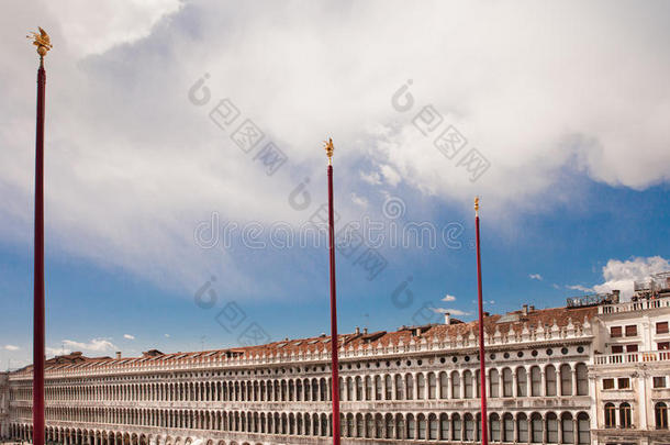 意大利，威尼斯，圣马可广场，天空背景上的<strong>旗杆</strong>