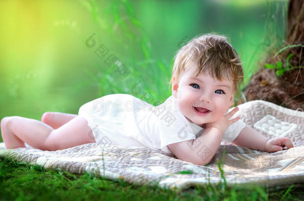 快乐的小宝宝在湖边的公园里玩得开心。暑假概念。