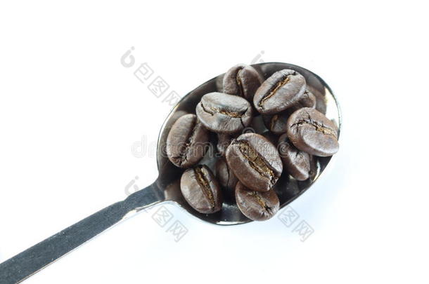 咖啡豆放在不锈钢勺子里。