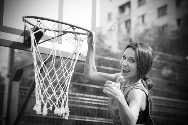 漂亮的年轻女子在户外打篮球