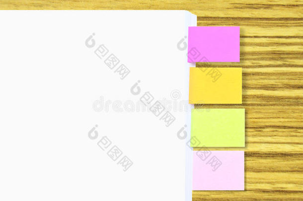 一摞带彩色标签的a4纸，便于参考（在a4纸上书写文本及其标签的空白处）