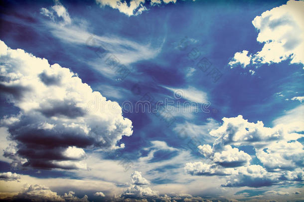 蓝天上白云蓬松，过滤图片instagram效果。
