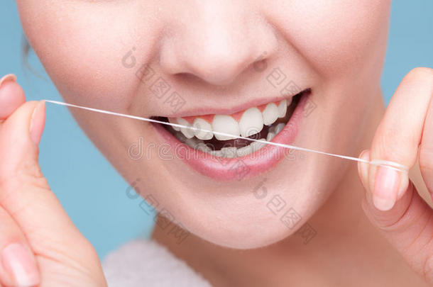 女孩用牙线刷牙。医疗保健