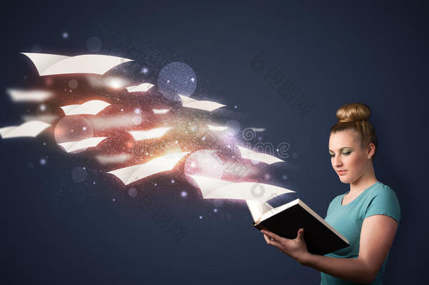 一位年轻女士在读一本书，床单<strong>飞出</strong>了b